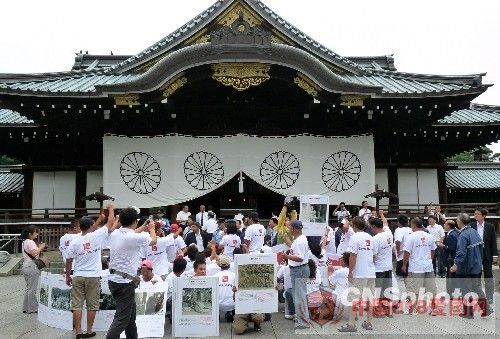 图：高金素梅率队突袭靖国神社现场直击