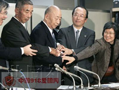 中国二战劳工邵义诚(中)在记者会上与相关人士握手。摄于东京霞关司法记者俱乐部