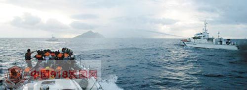 台湾保钓船到钓鱼岛,遭受日本舰艇喷水柱干扰。