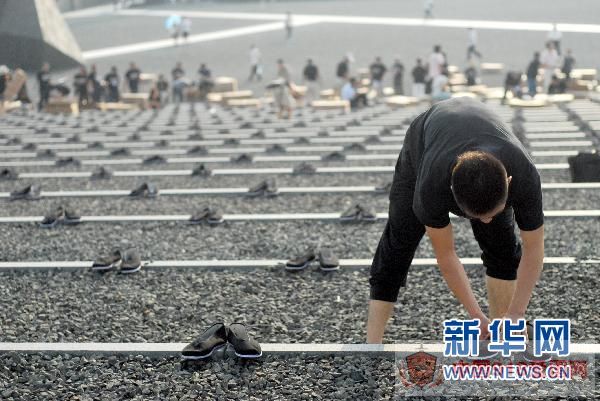 8月14日,人们将布鞋整齐地摆放在广场上。 新华社发 8月14日,人们将布鞋整齐地摆放在广场上。 新华社发