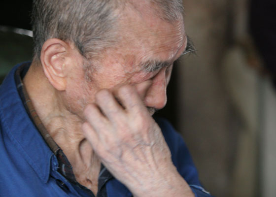 的时候,91岁且失明的                              杨养正老人哭了